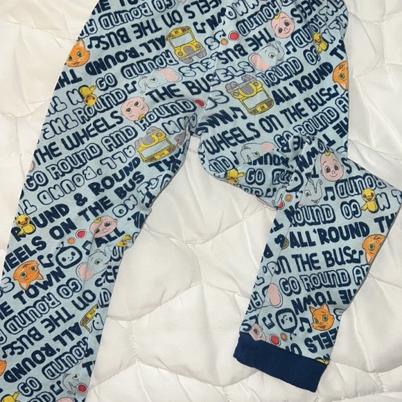 Size 5T Cocomelon 2 sets The Wheels On The Bus Pajamas sets - Picture 7 of 10